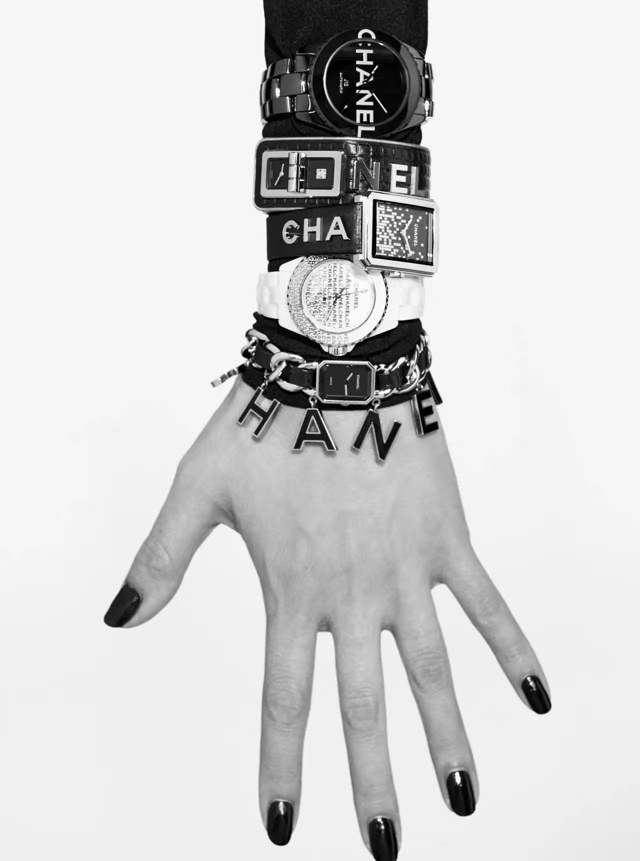 Soo-Joo Park手腕间的香奈儿icon字母标志是什么